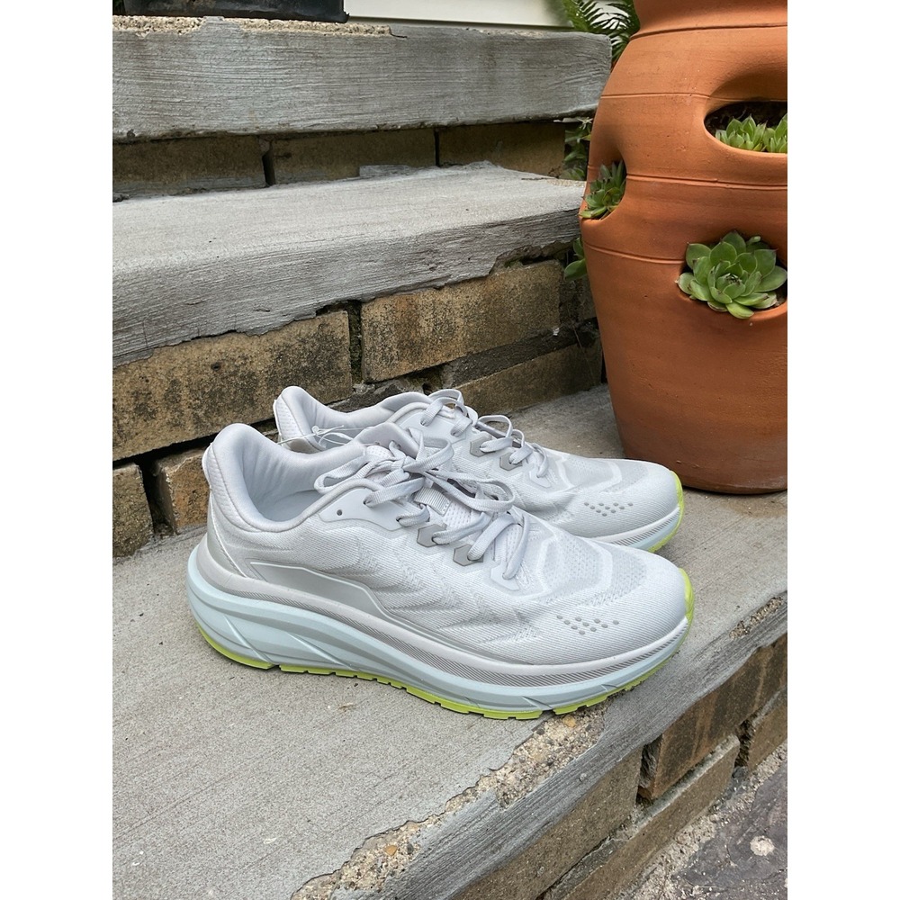 Vively Women' Size 8.5M White Running Shoes